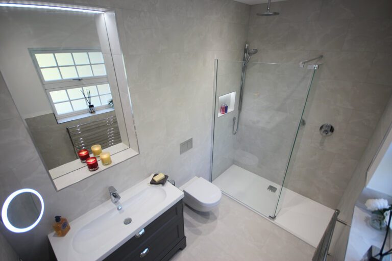 1.-Stunning-guest-en-suite-tiled-in-Minoli-Moon-Onyx.