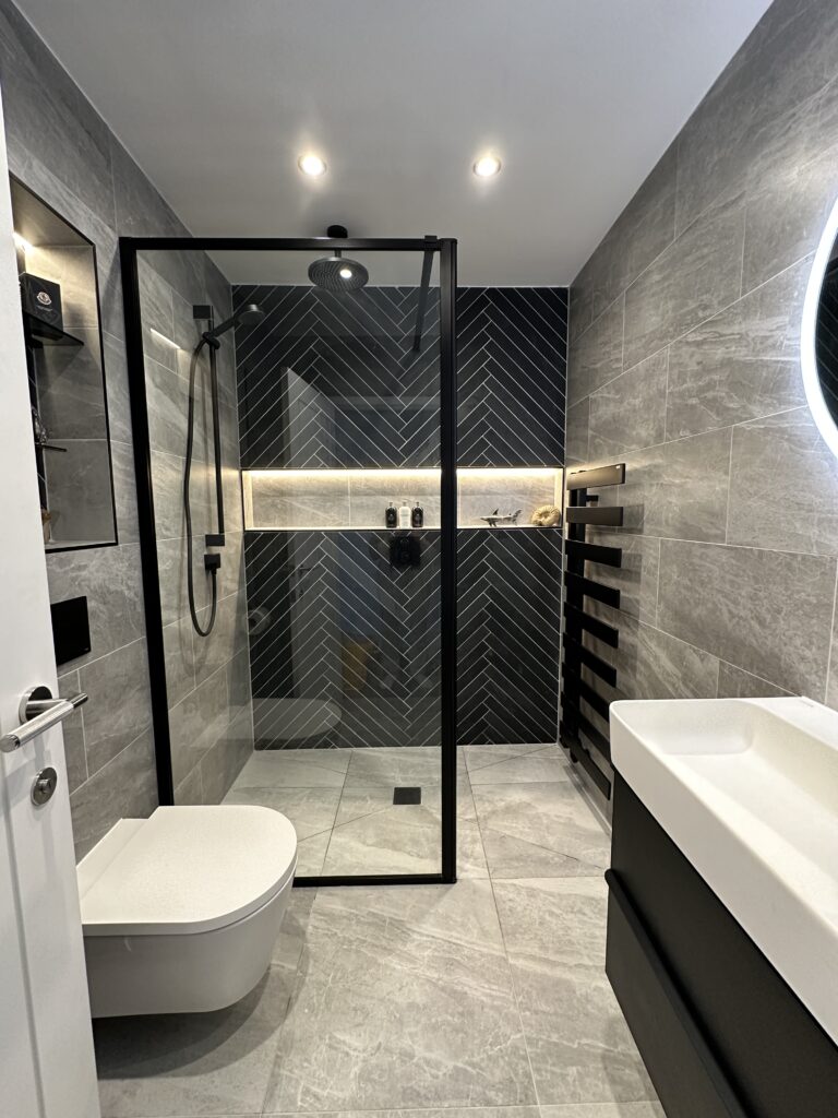 Dark and moody en-suite bathroom with matt black fittings (9)