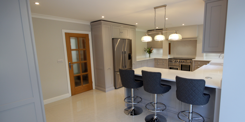 The client wanted a kitchen that would allow her to cook whilst chatting to her guests without them getting in her way 🙂
