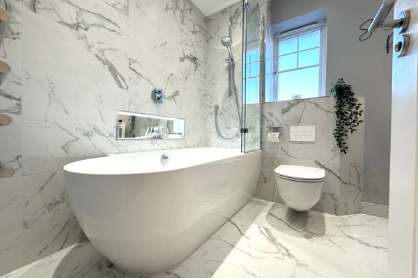 The practical solution for those that desire a freestanding bath but need a shower bath. The Ebb offers both!