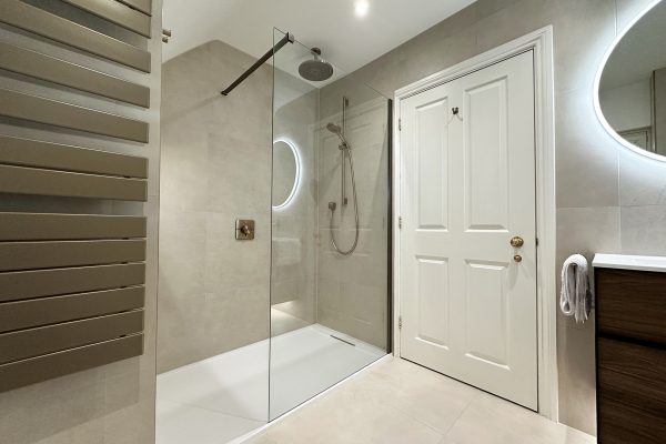 Sculpted Simplicity A calm and contemporary principal en-suite (7)