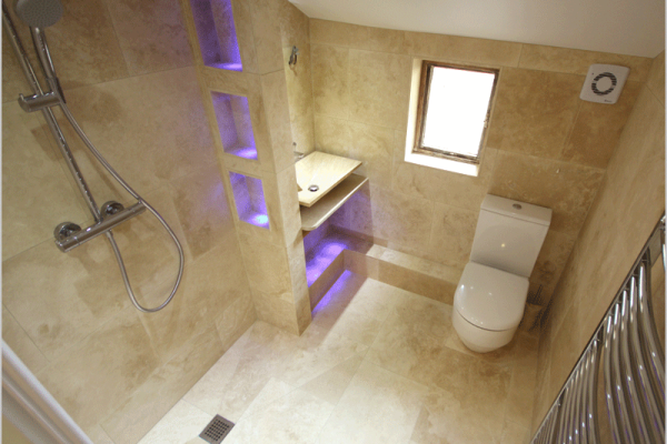 Small en-suite with wet floor