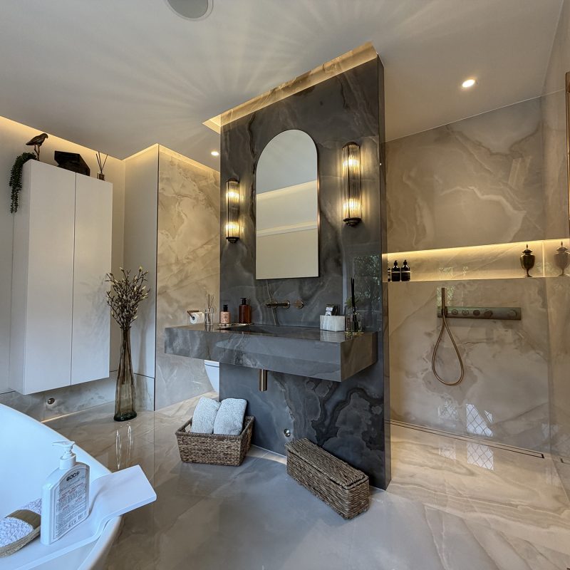 The Brown & Ivory Onyx Bathroom - An Ode to Timeless Opulence (10)