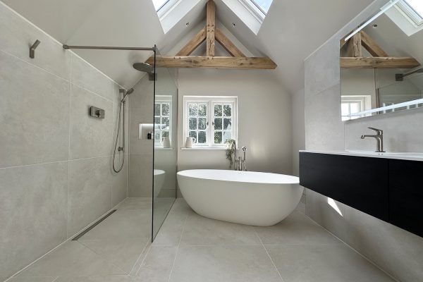 Tranquil and minimalist bathroom with a vaulted ceiling (11)